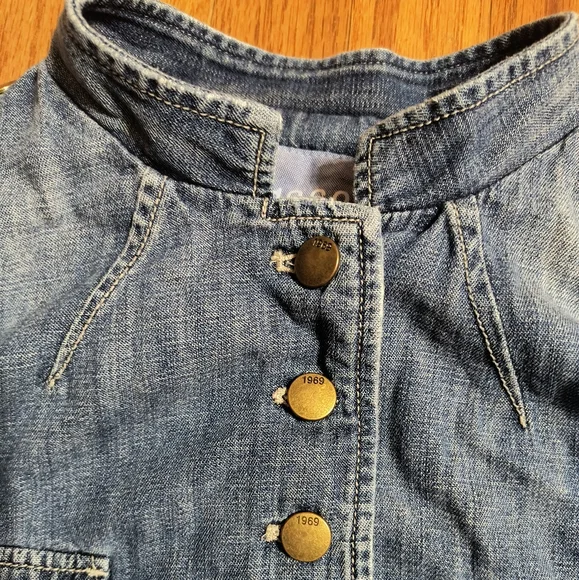 Gap Denim Blue Jean Jacket, Women's Medium, Buttons And Distressed Detail - Picture 8 of 16